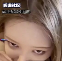 你未来要娶回家的那个媳妇，正在别人面前摆出表情。她给别人看的就是高潮时的那张脸