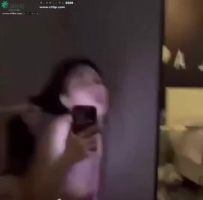极品反差美少女酷爱吃鸡巴！紧身牛仔裤翘臀女神私下跪舔深喉，懒懒露脸吞精太骚了！