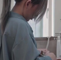 跟已婚上司分手旷工一天 暗恋她的男同事上门关心 两人直接操逼发泄