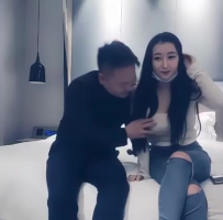 F杯尤物侧身全裸，正对镜头，沉醉神情一览无余