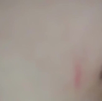深夜探幽，丰腴尤物褪去衣衫，翘臀轻摆。她张开美腿，指尖轻挑花蕊，随后缠绵床榻，以